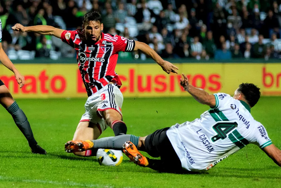 Calleri fez o gol do São Paulo logo aos 4 minutos de jogo, o que não garantiu a vitória