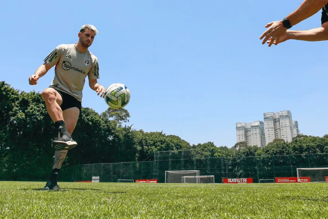 Calleri treina com bola no São Paulo e avança na recuperação de cirurgia no tornozelo