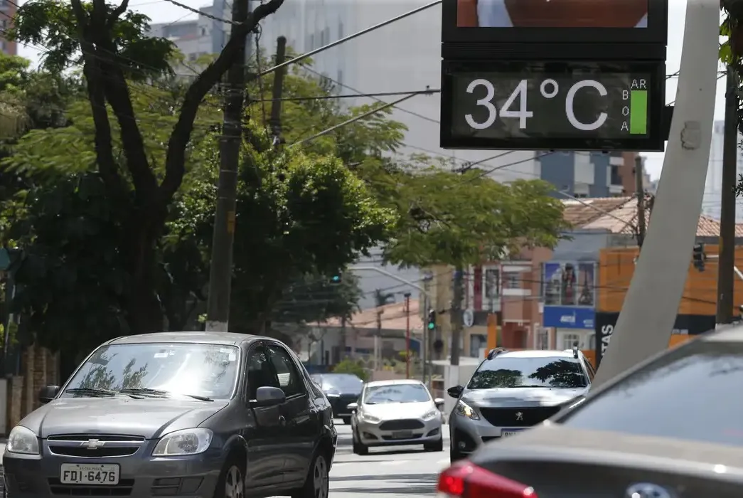 Uma massa de ar quente e seco atingirá áreas das regiões Centro-Oeste, Sudeste e Sul do Brasil