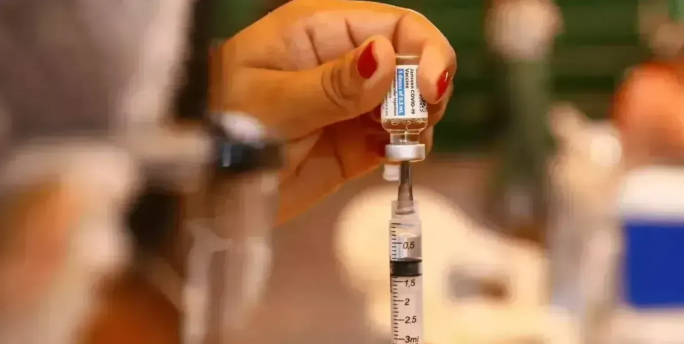  SP e RJ incluíram coronavac como vacina para terceira dose  