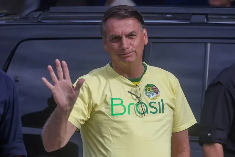 Bolsonaro votou logo cedo na manhã deste domingo  