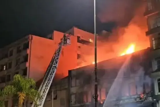 um incêndio na madrugada desta sexta-feira (26) atingiu uma pousada no centro de Porto Alegre