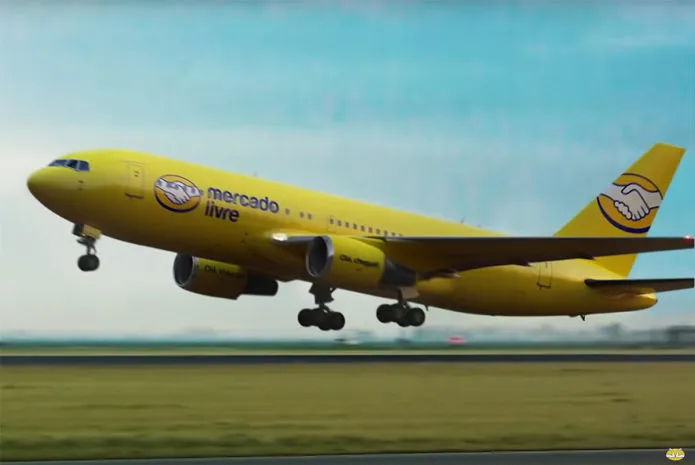 Empresa alugou um avião adesivado com sua marca pra transportar os passageiros