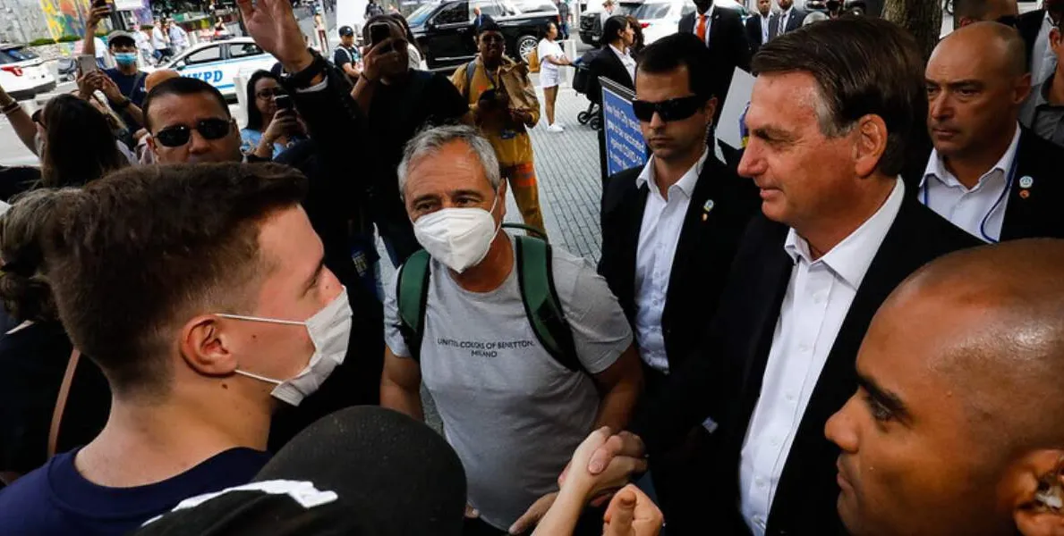  Bolsonaro permaneceu por mais de 20 minutos, sem máscara, entre manifestantes bolsonaristas 