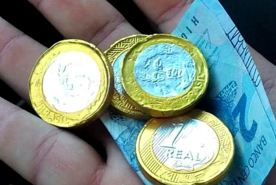 Na viagem de R$6, a mulher pagou R$4 em moedas de chocolate