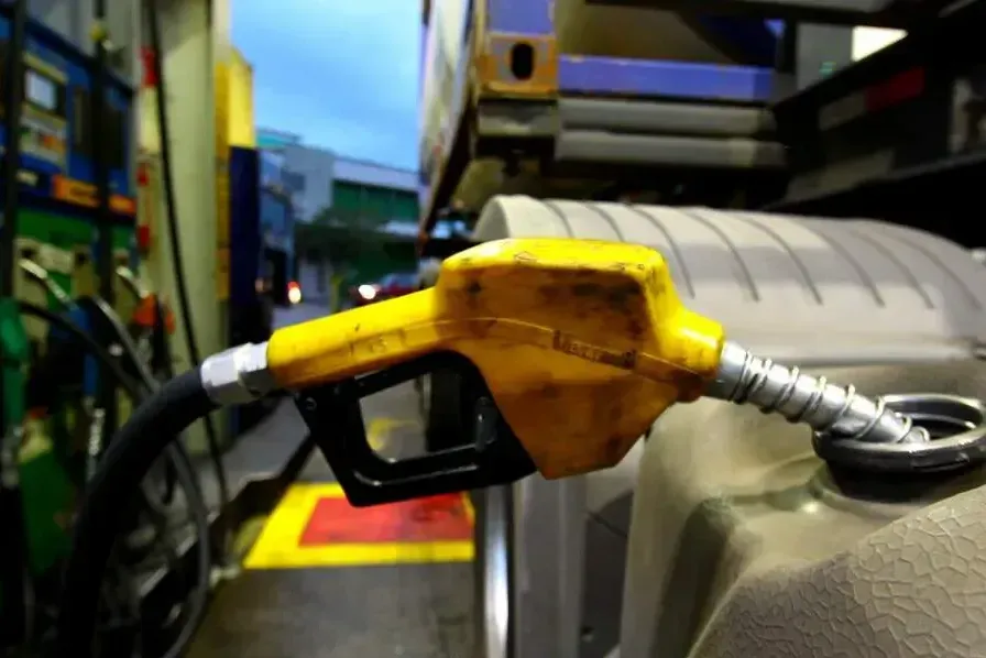 Em março foi definido que deveria haver em todo o País uma alíquota única do ICMS sobre o combustível.