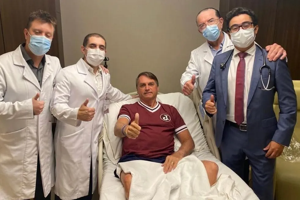 Bolsonaro publica foto com equipe médica e diz que recebeu alta do hospital