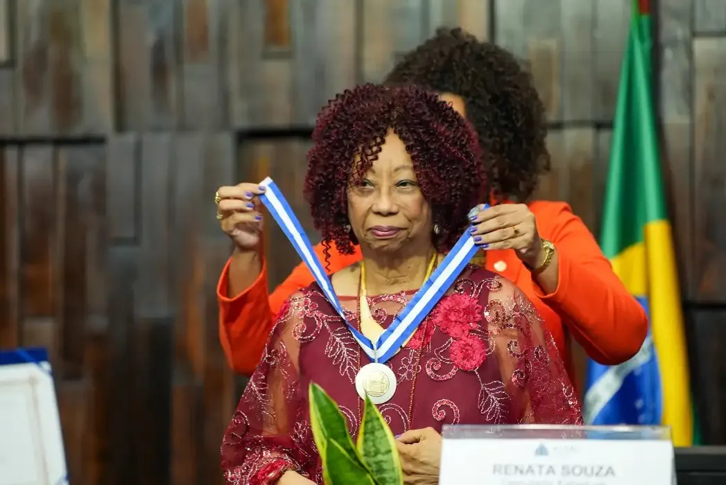 A sessão solene concedeu a Medalha Tiradentes – maior honraria do estado do Rio de Janeiro – à intelectual Helena Theodoro, primeira doutora negra do país