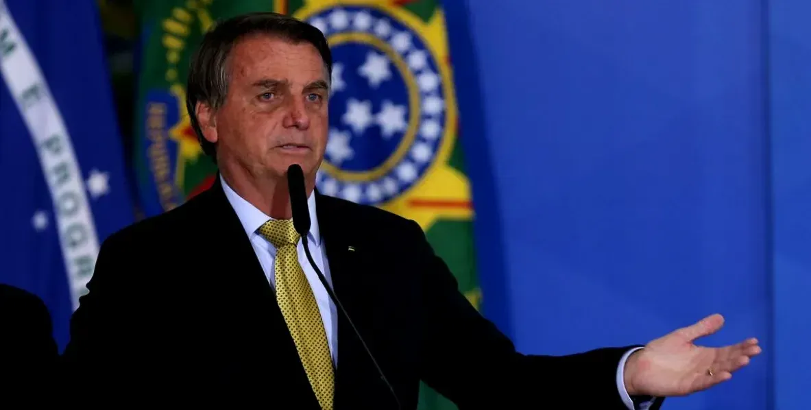  Bolsonaro diz que vai manter auxílio emergencial se pandemia continuar 