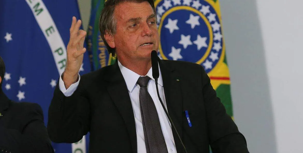  Bolsonaro entra em discussão sobre voto impresso novamente 