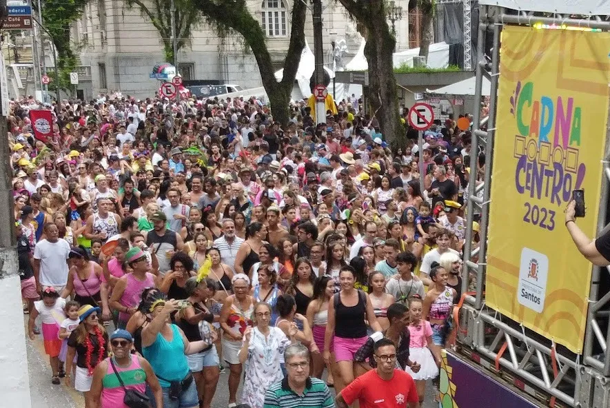 MIlhares de pessoas curtiram o Carnaval no Centro Histórico de Santos