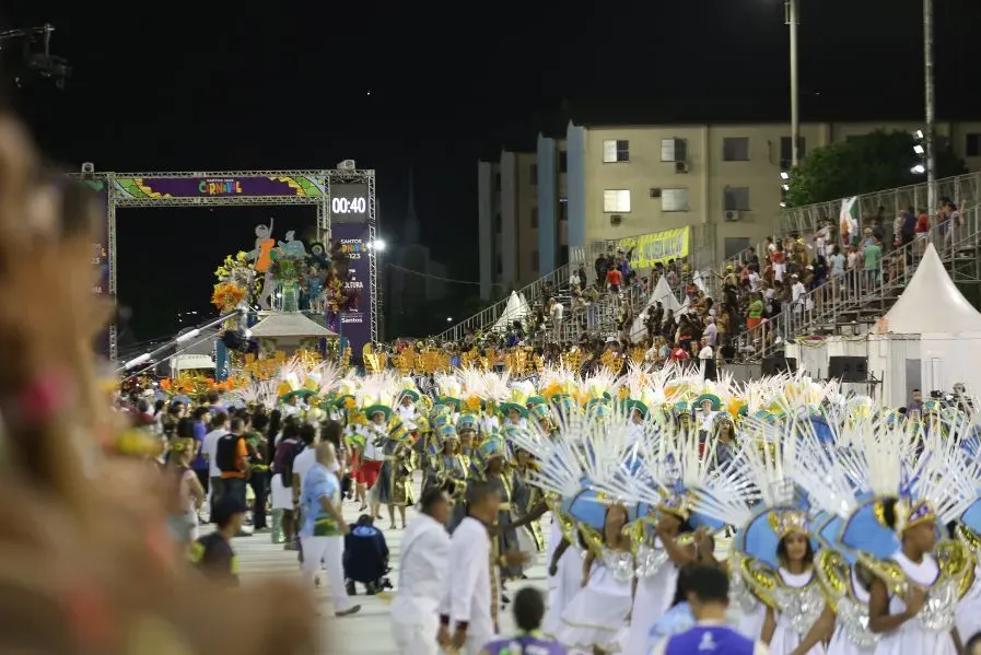 A Mãos Entrelaçadas fechou a primeira noite de desfile do Carnaval de Santos em 2023