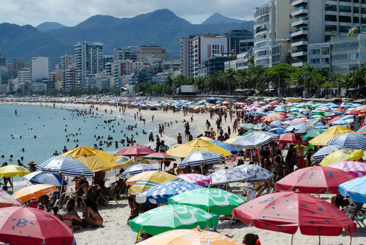 Movimento intenso nas praias do Rio nesta sexta-feira (14)