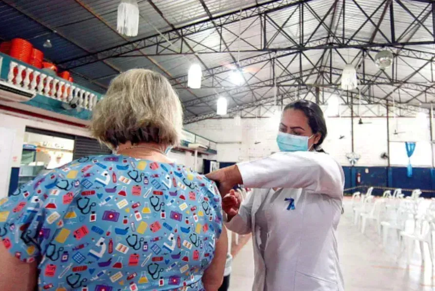Nas últimas 24 horas, 18,6 mil brasileiros receberam a primeira aplicação do imunizante