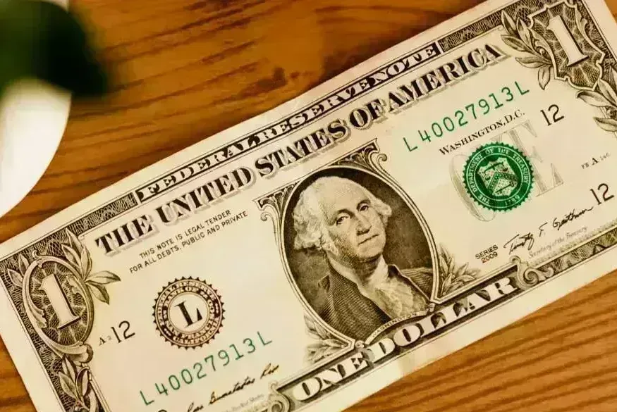 O dólar à vista encerrou o pregão em alta de 0,60%, cotado a R$ 5,1212
