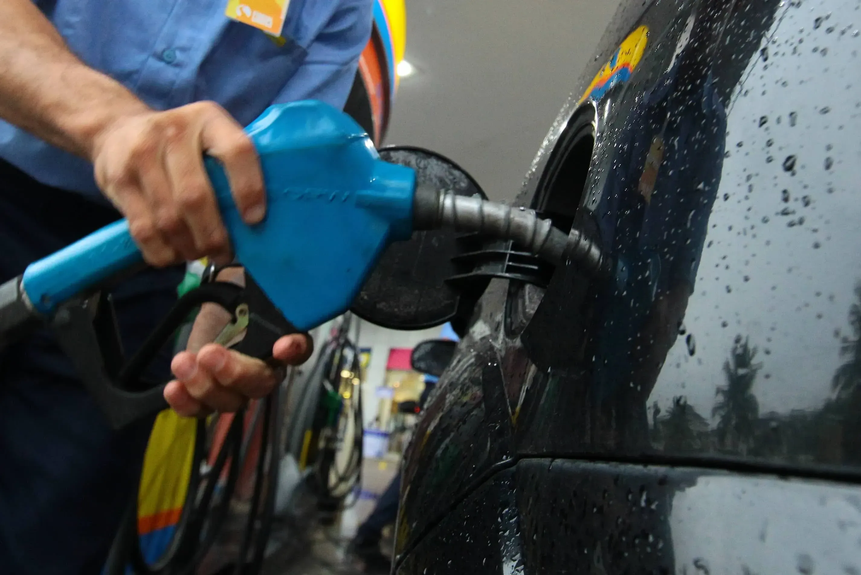 O preço médio do litro da gasolina foi comercializado a média de R$ 5,88 na primeira quinzena de março