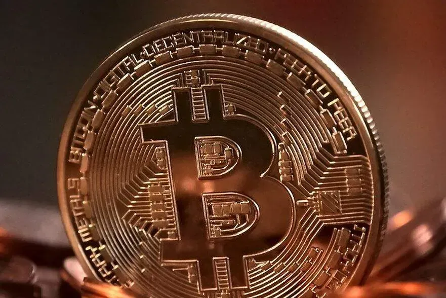 Quedas do bitcoin e ethereum contaminaram outras criptomoedas; investidores se apoiam em stablecoins