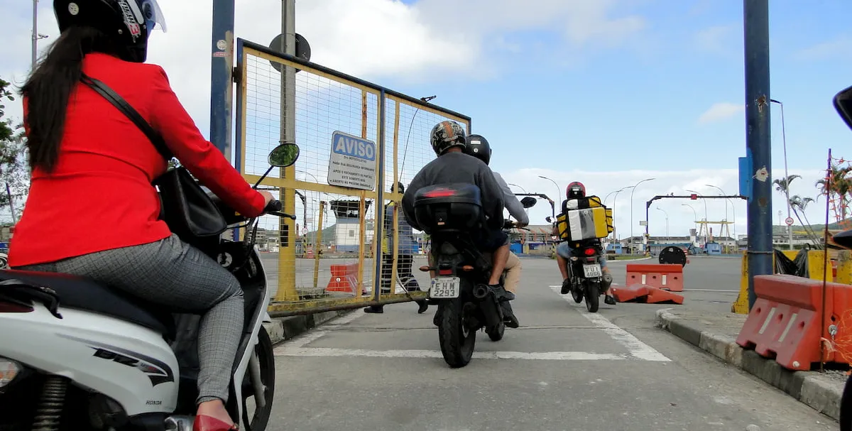    Motociclistas vão acessar a área de embarque pela faixa da esquerda da avenida da praia   