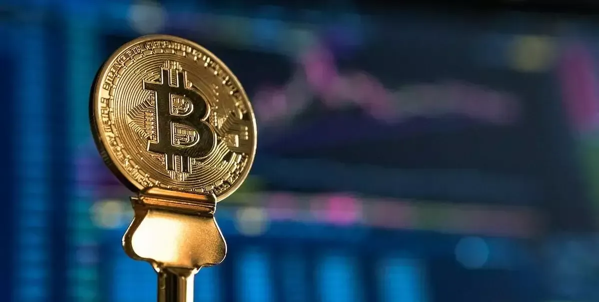   No caso do bitcoin, de 1º de abril até agora, a perda é mais acentuada, de -43%  
