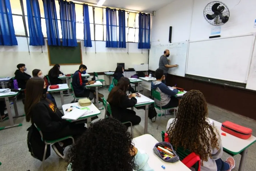 Estudantes retornarão de forma presencial. Na Baixada Santista, cerca de 115 mil alunos estão matriculados na rede de ensino paulista