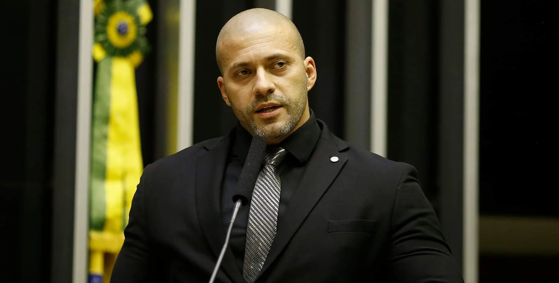  Em sua decisão, Moraes disse que Daniel Silveira agiu com 'total desrespeito à Justiça' 