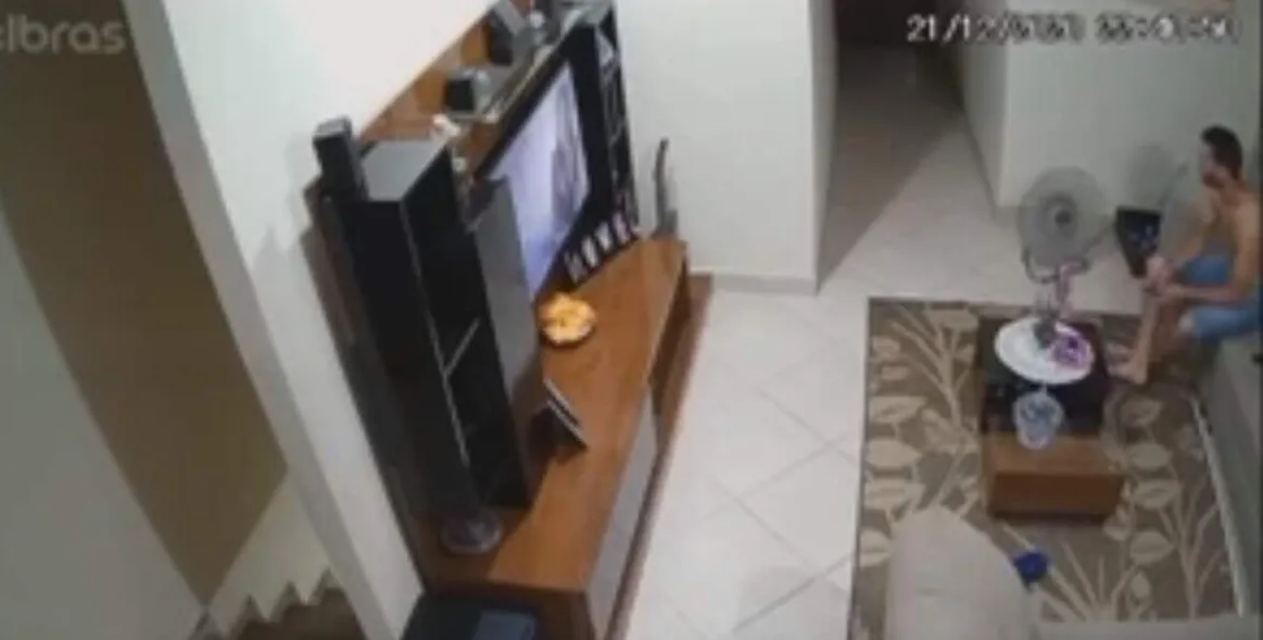  Câmeras mostraram que, após o crime, Bruno retornou para a sala e assistiu televisão 