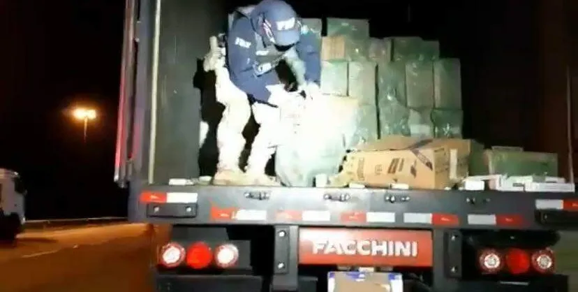  Policiais encontram carga com caixas de cigarro estrangeiro 