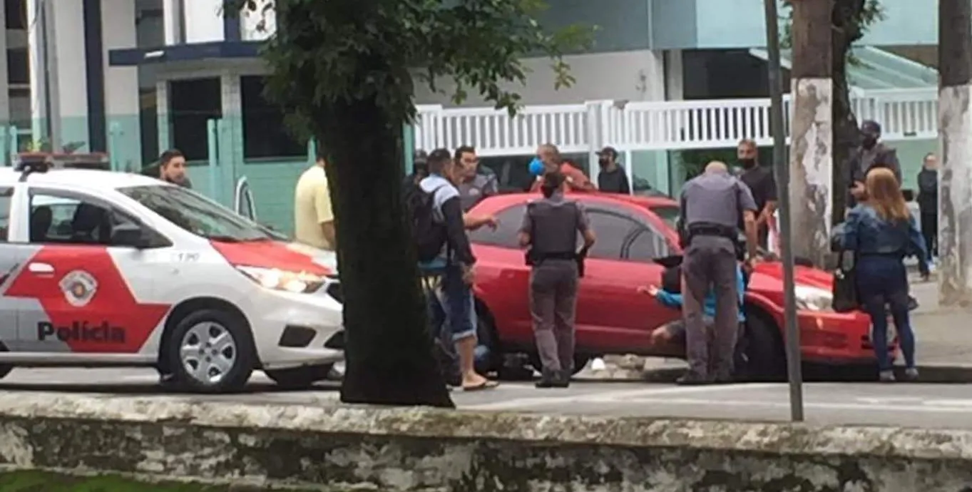  Suspeitos estavam em um carro roubado e foram detidos pela PM no Canal 2 