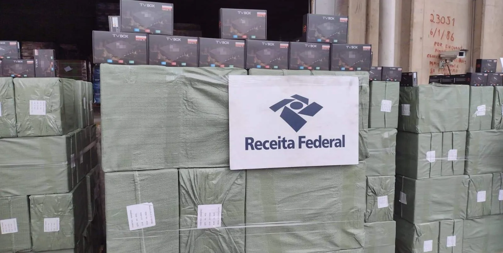  Operação apreende 40 mil unidades adulteradas de TV Box no Porto de Santos 