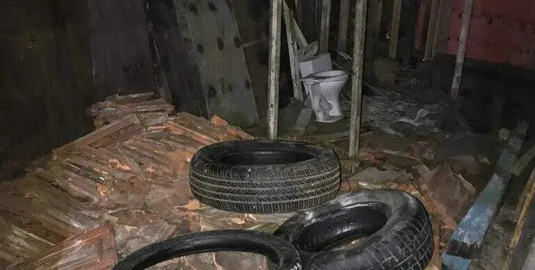 Polícia encontrou pneus que seriam utilizados para o 'tribunal do crime' 