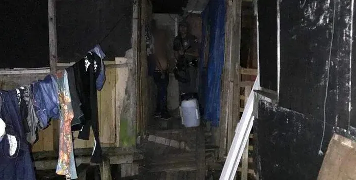  Policiais encontraram homem dentro de um barraco no Sítio Conceiçãozinha, em Guarujá 