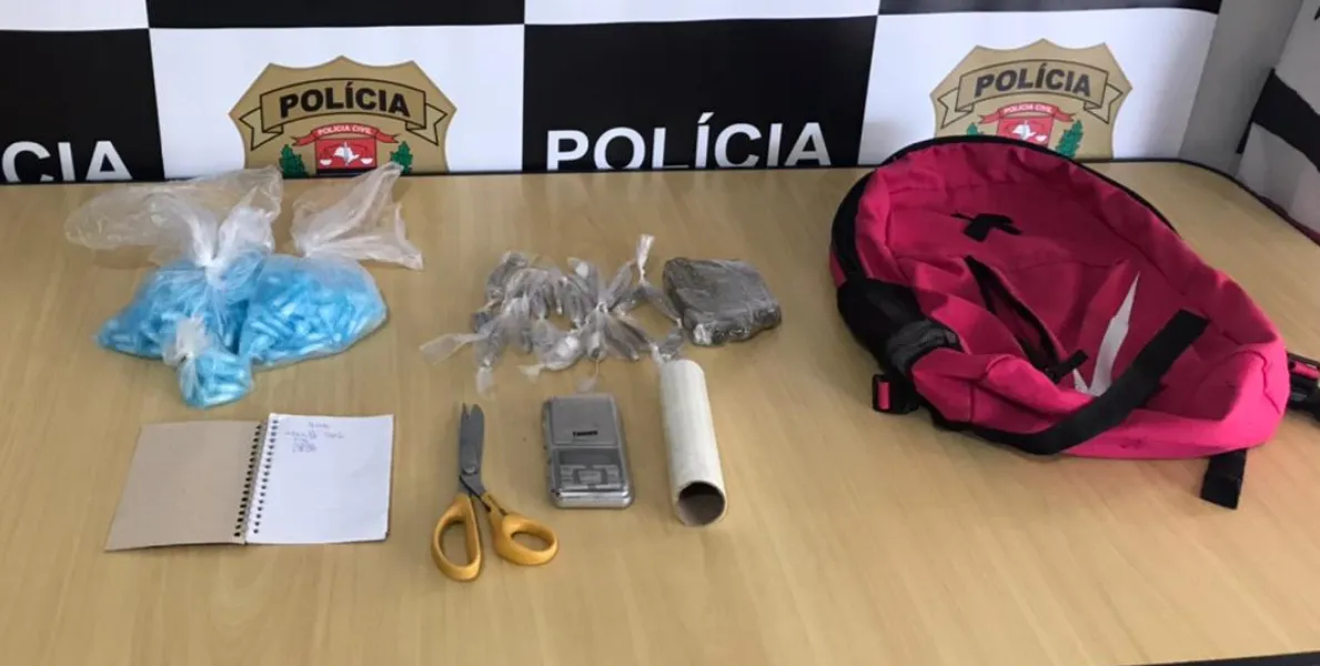  Porções de cocaína e maconha foram encontradas dentro de armário 