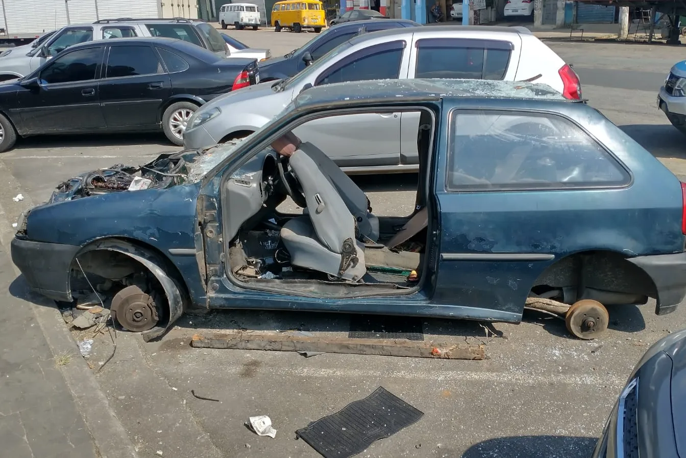 A Guarda Municipal confirmou que o carro havia sido furtado em Peruíbe.