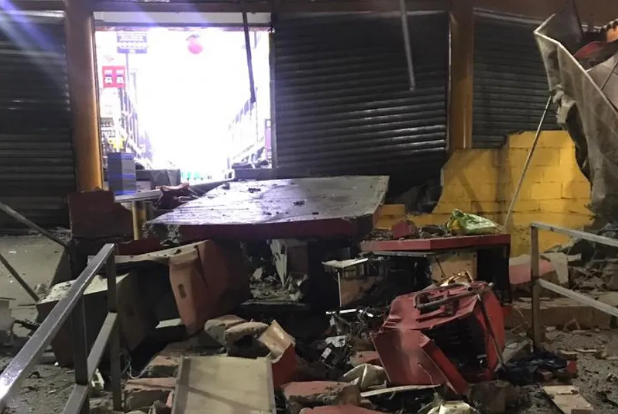 Frente do mercado ficou destruída após a explosão 