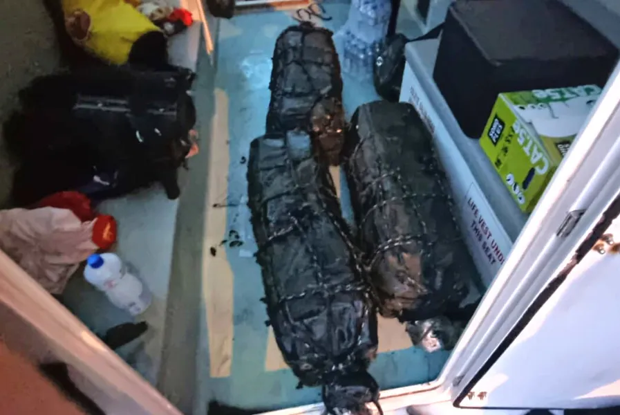 Operação apreendeu 130 quilos de cocaína fixada na parte externa do navio