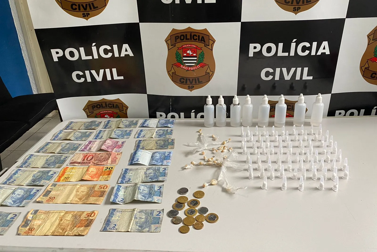 Polícia apreendeu porções de drogas e dinheiro oriundo do tráfico