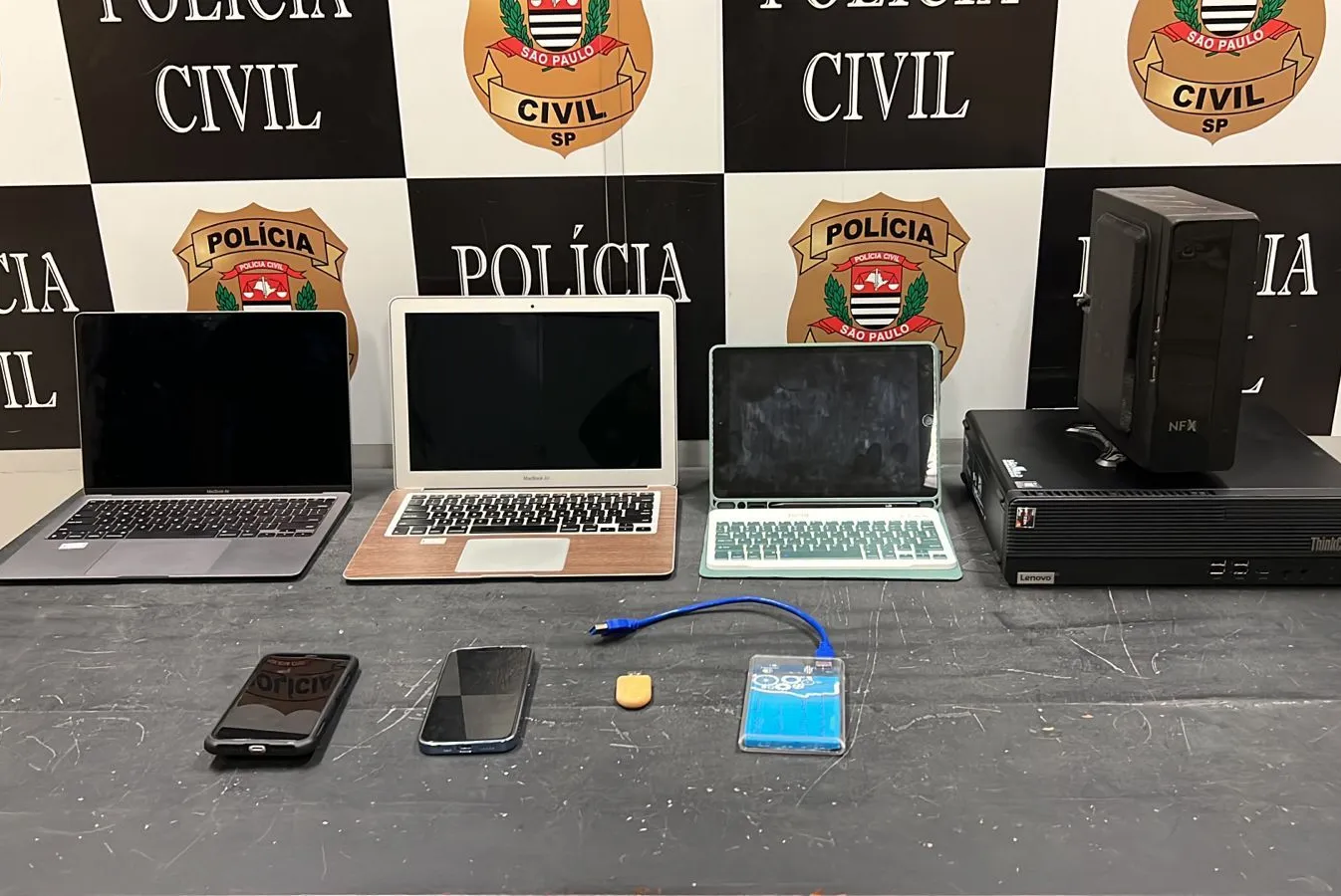 Computadores e celulares foram apreendidos em Santos e São Vicente