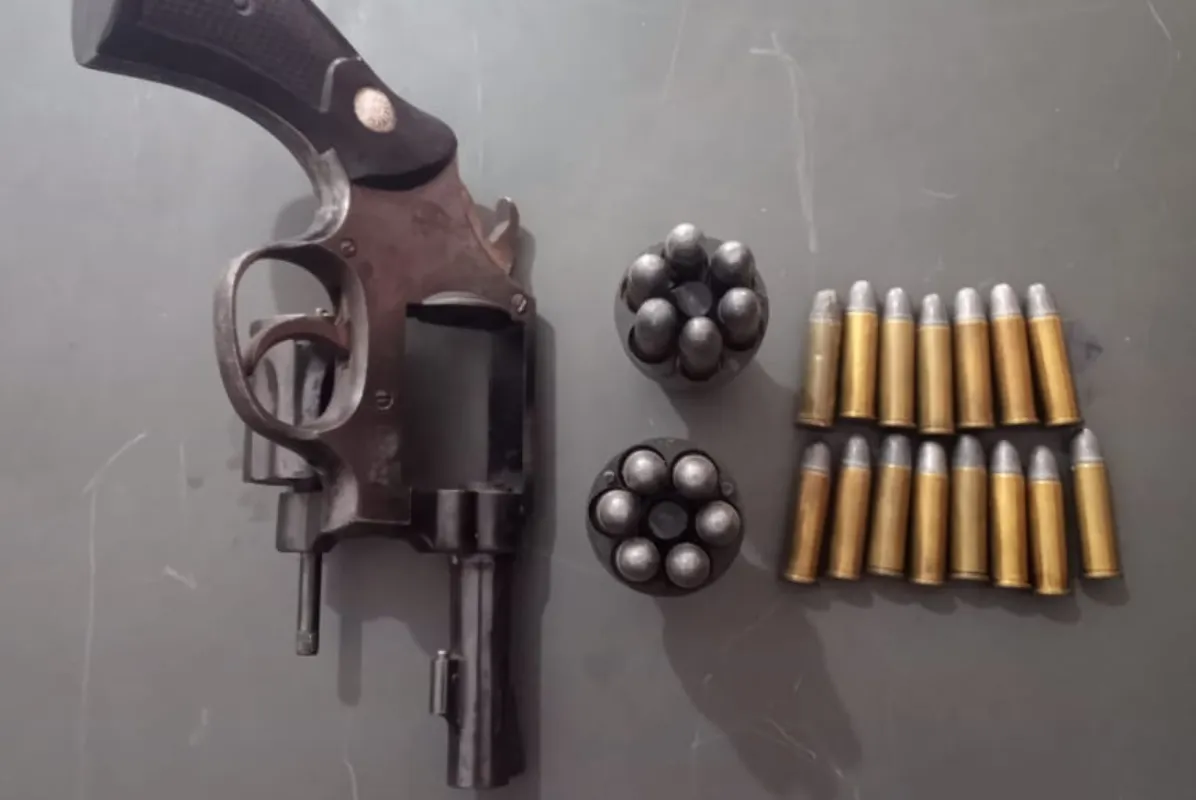 Revólver foi encontrado em um quarto, junto com 27 munições
