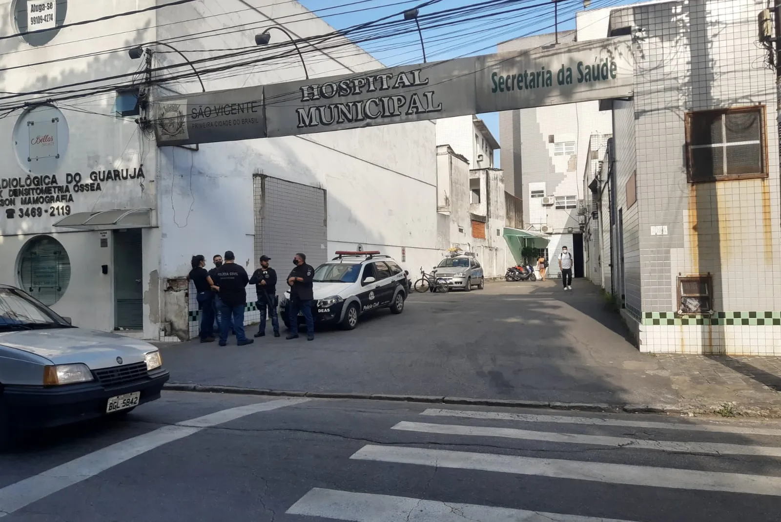 Corpo do suspeito foi levado ao Hospital Municipal de São Vicente