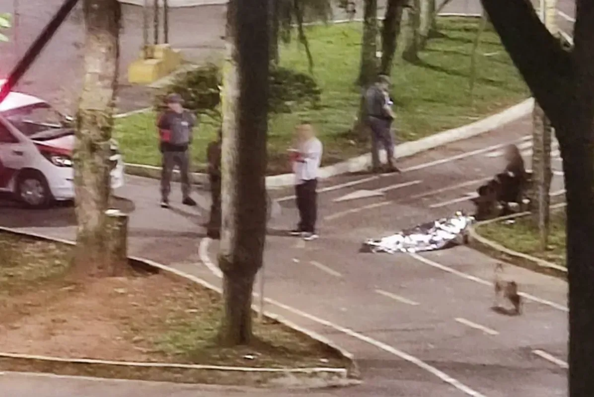 PM foi acionada e encontrou cadáver na Praça 22 de Janeiro, em São Vicente