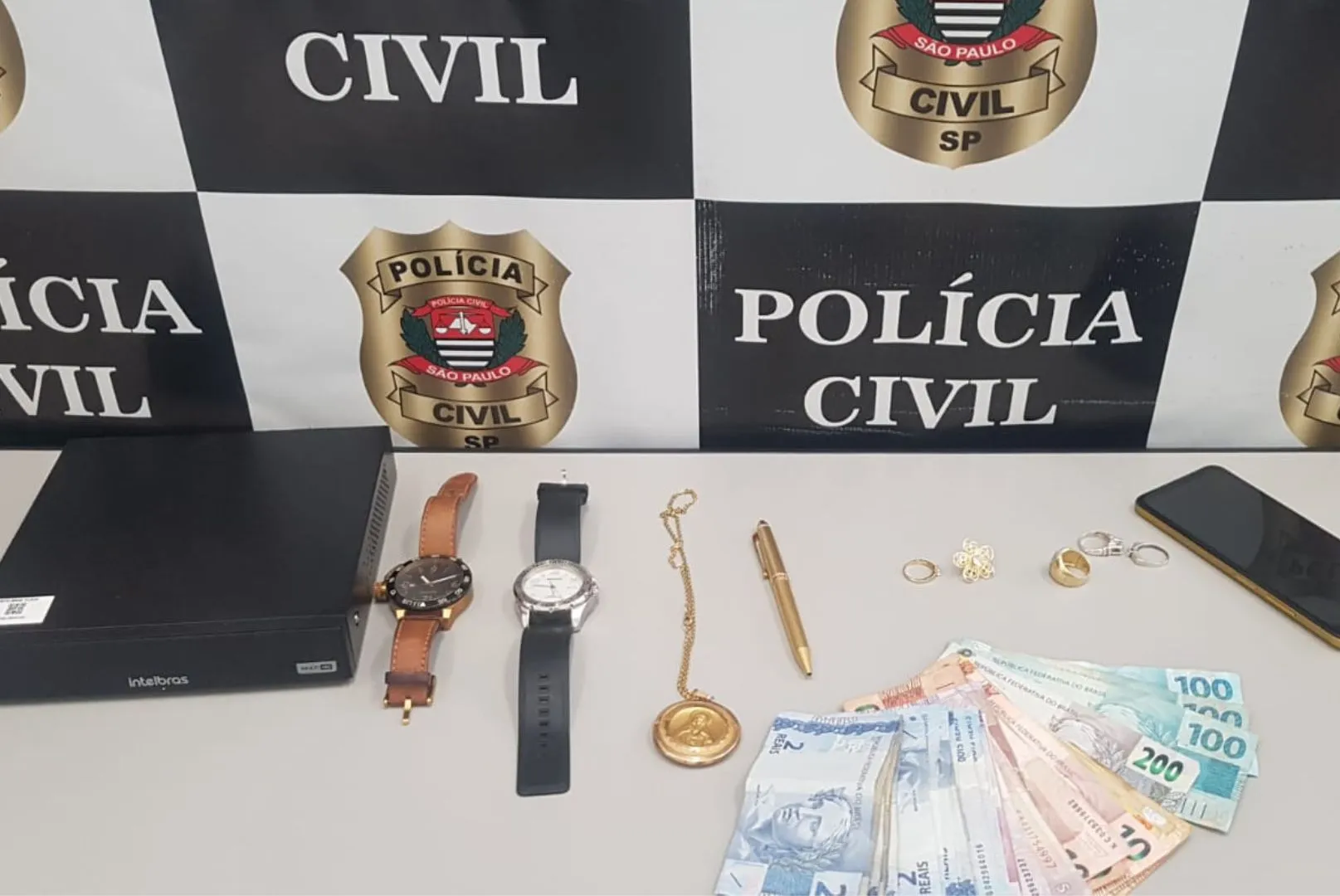 Com ajuda da Polícia Civil, idosa conseguiu recuperar parte das joias vendidas para pagar por falso resgate