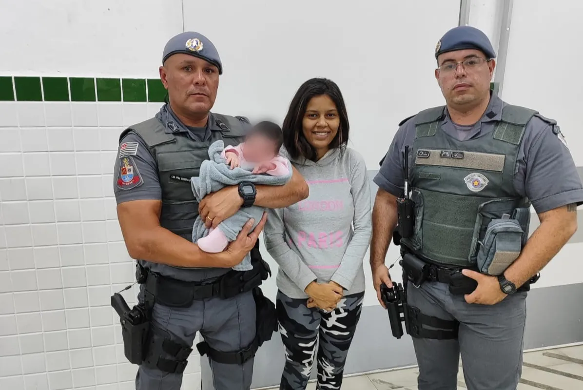 A recém-nascida foi salva por dois policiais militares