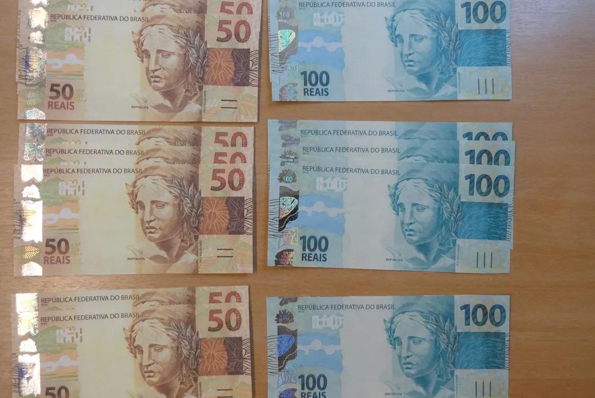 Homem foi preso após receber uma encomenda contendo R$ 1 mil em cédulas falsas
