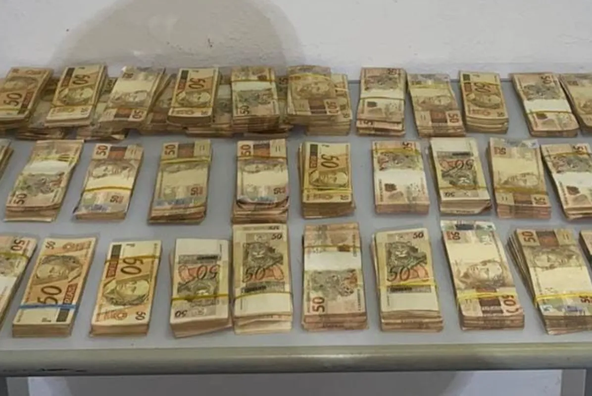 Mais de R$ 200 mil foram encontrados em mochila jogada fora em Guarujá