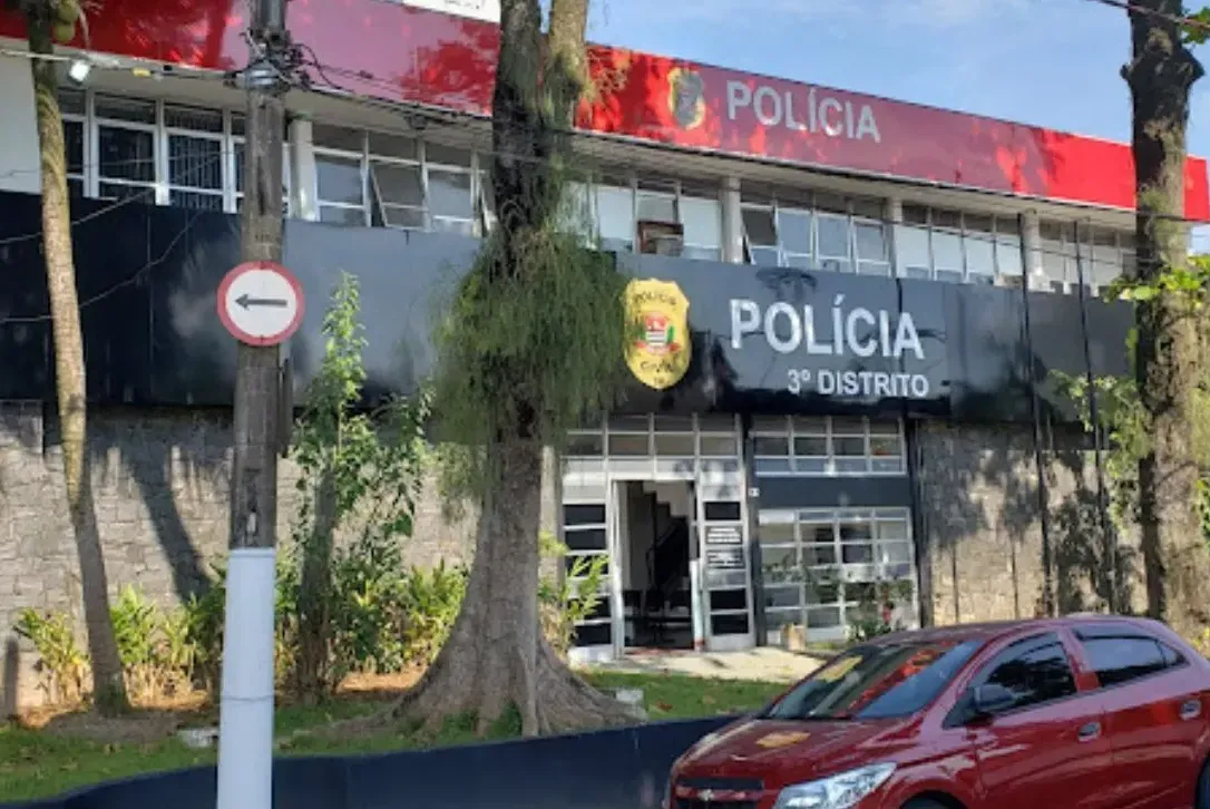 Caso foi registrado no 3º Distrito Policial de Santos. Mulher suspeita de envolvimento no crime é procurada