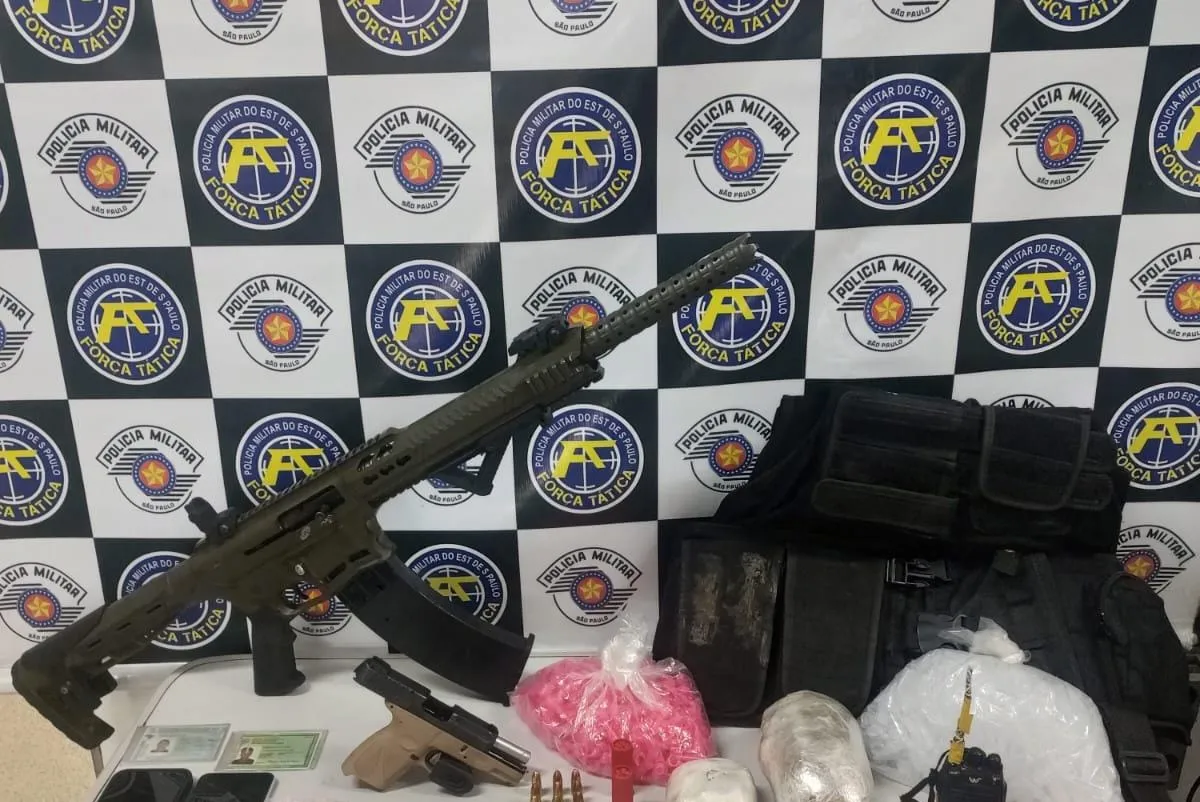 Itens encontrados com os dois homens durante patrulhamento em Cubatão