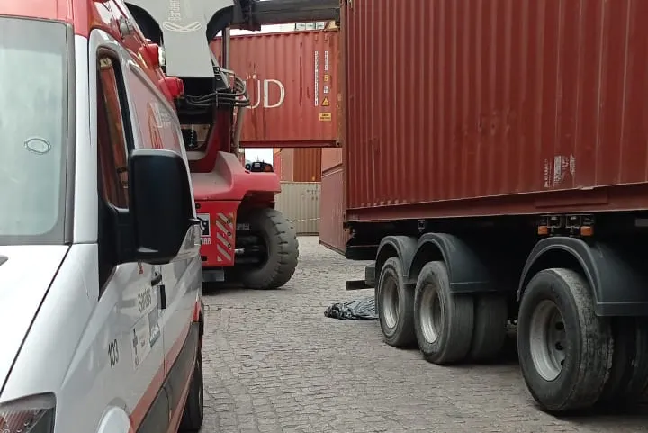 O caminheiro foi prensado pela empilhadeira contra seu caminhão
