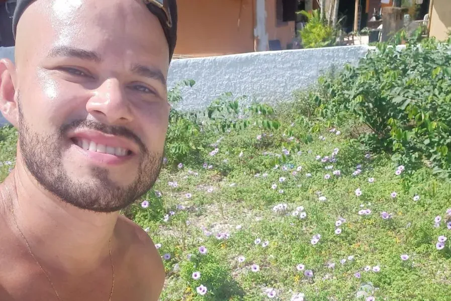 Bruno Rodrigues Magalhães, de 34 anos, posando no hostel onde se hospedou em Santos. Ele enviou a foto para a sua mãe no último dia 15