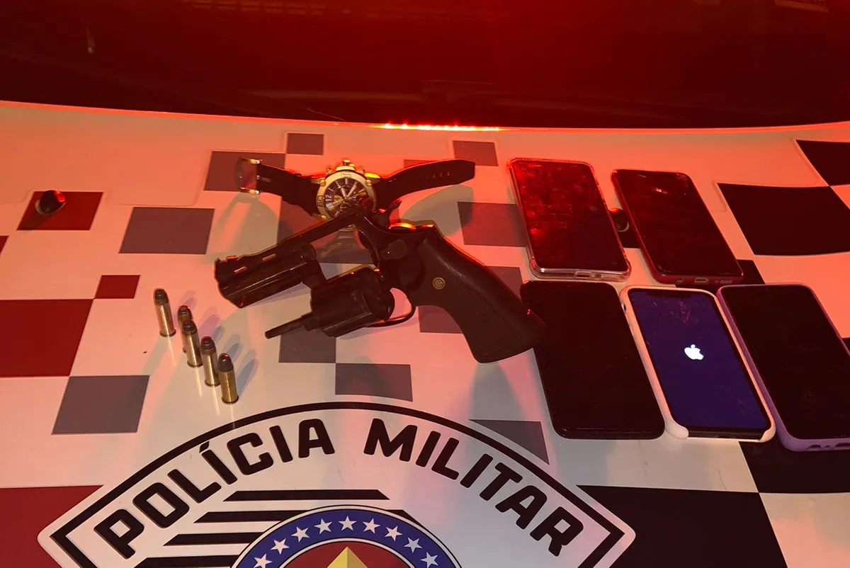 Agentes da PM apreenderam revólver e celulares roubados em São Vicente
