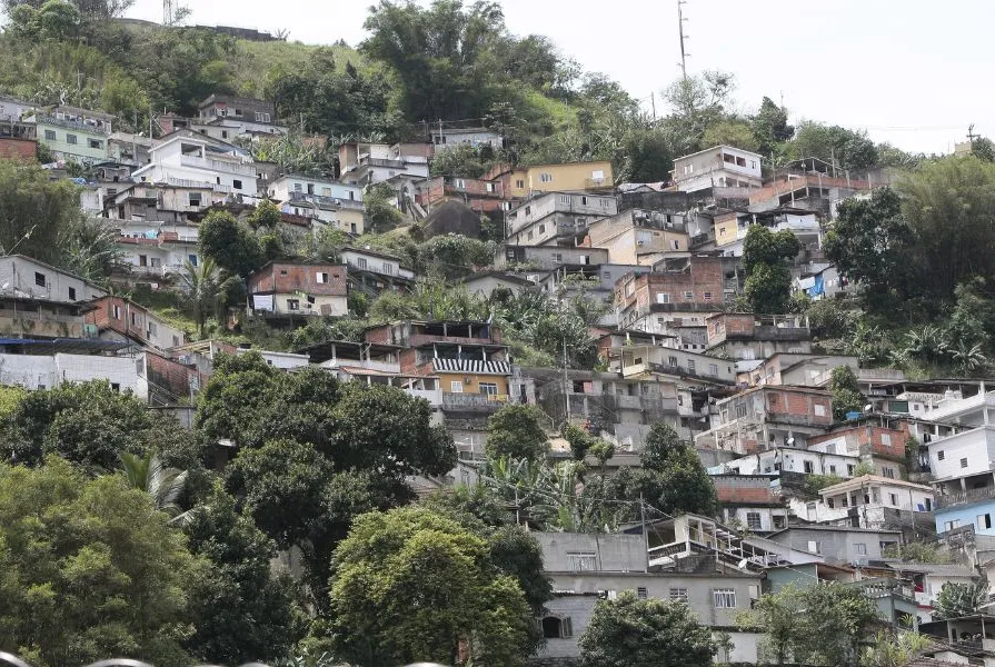Residência foi localizada em uma comunidade do bairro Saboó, em Santos